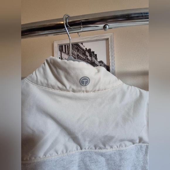 T By Talbots White Sleeveless Zip-Up Vest - Picture 3 of 6